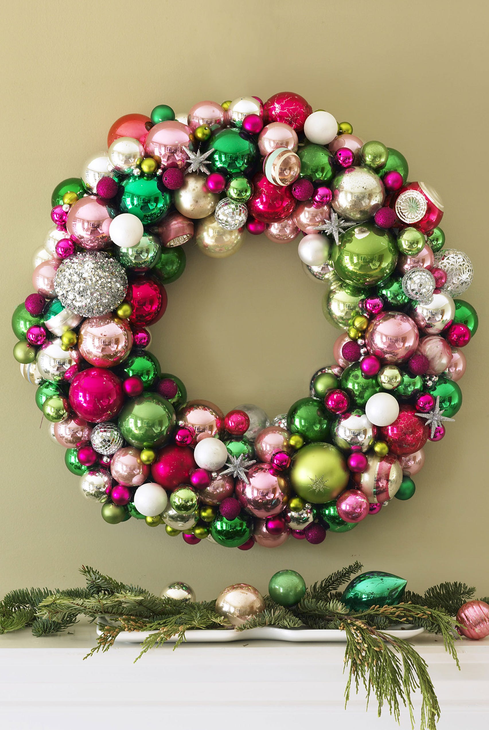 Dazzling Ornament Christmas Wreath for a Chic Display Dazzling Ornament Christmas Wreath for a Chic Display — DIY Christmas Wreath
