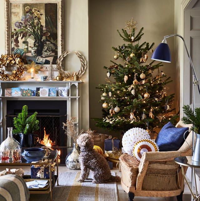 Cozy Living Room with Fireplace and Gold-Toned Christmas Tree — Christmas Tree Decorating