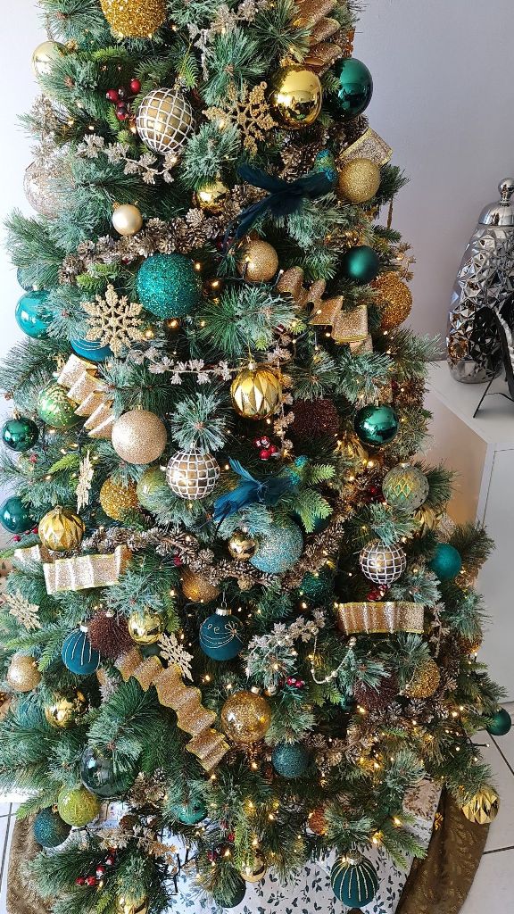 Emerald Green and Gold Christmas Tree Detail Emerald Green and Gold Christmas Tree Detail — Christmas Tree Color Schemes