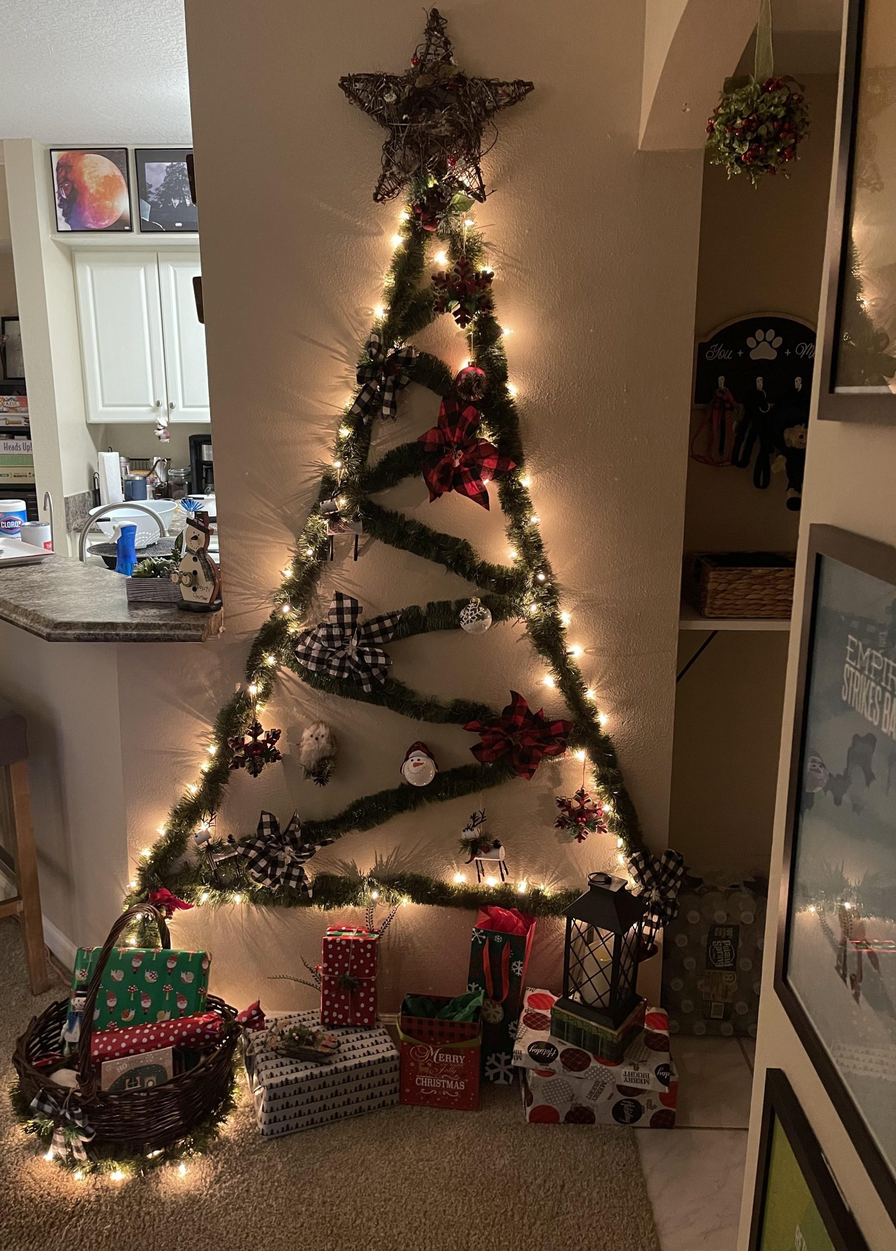 Creative Wall-Mounted Garland Tree — Christmas Apartment Decor