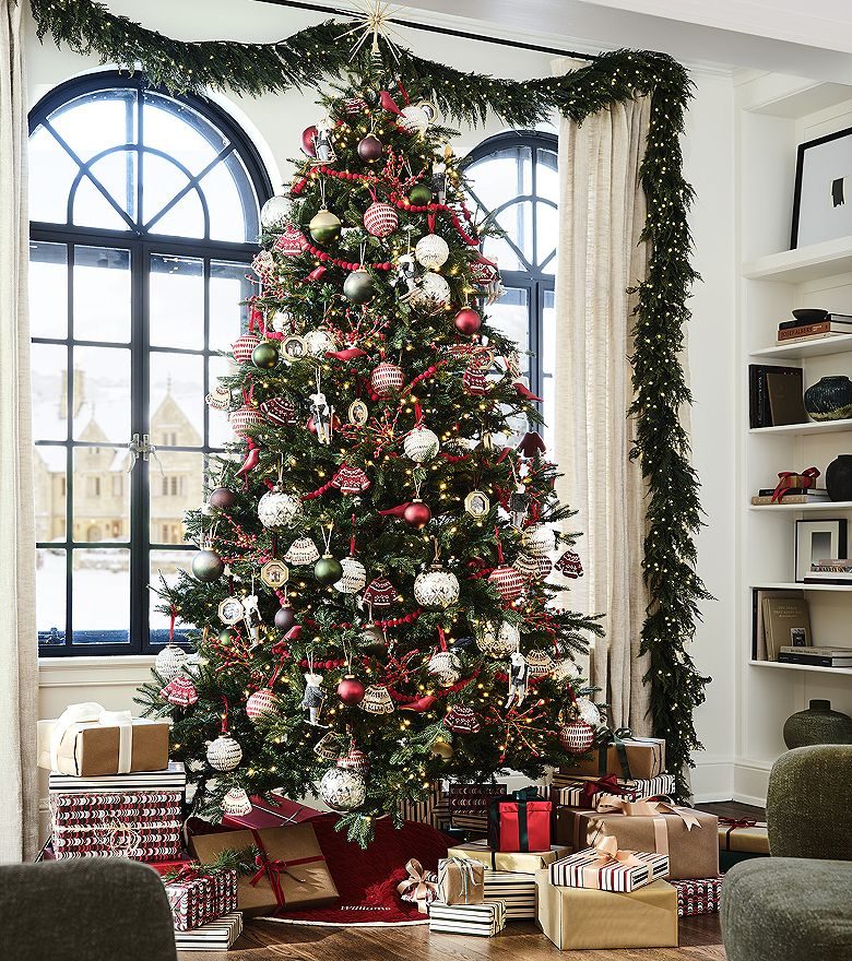 Grand Christmas Tree with Red, Green, and Gold Ornaments and Garlands Grand Christmas Tree with Red, Green, and Gold Ornaments and Garlands — Ornament Christmas Tree
