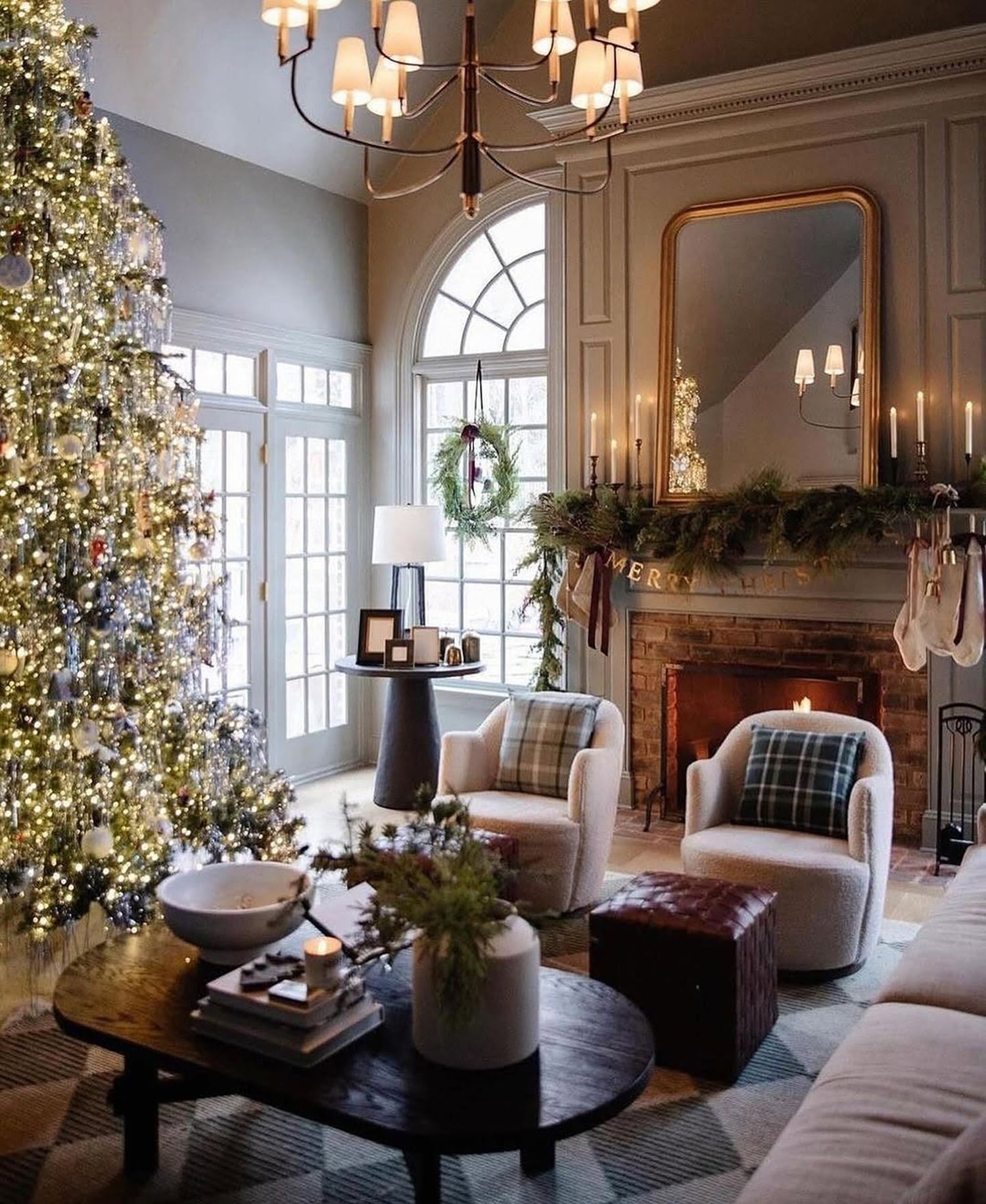 Elegant Traditional Elegant Living Room with Grand Christmas Tree and Fireplace Elegant Traditional Elegant Living Room with Grand Christmas Tree and Fireplace — Aesthetic Christmas Decor