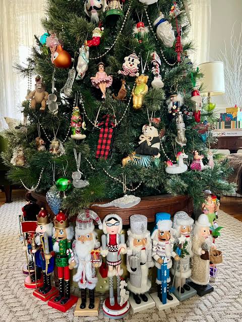 Traditional Christmas Tree with a Collection of Nutcrackers at its Base Traditional Christmas Tree with a Collection of Nutcrackers at its Base — Nutcracker Christmas Tree