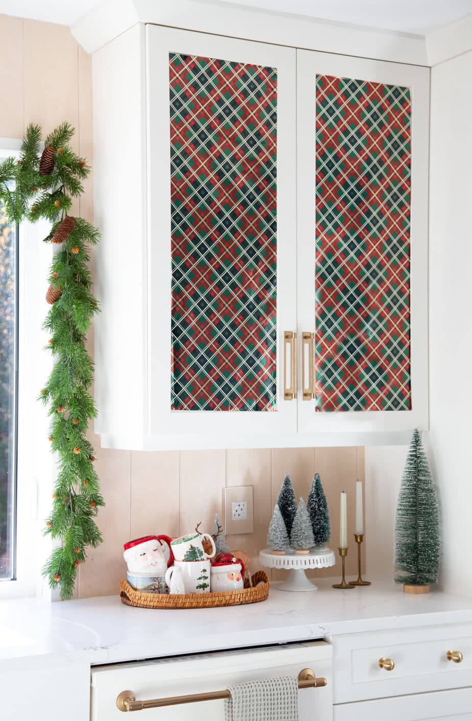 Modern Cabinets Wrapped in Festive Plaid for Christmas Modern Cabinets Wrapped in Festive Plaid for Christmas — Christmas Kitchen Decor
