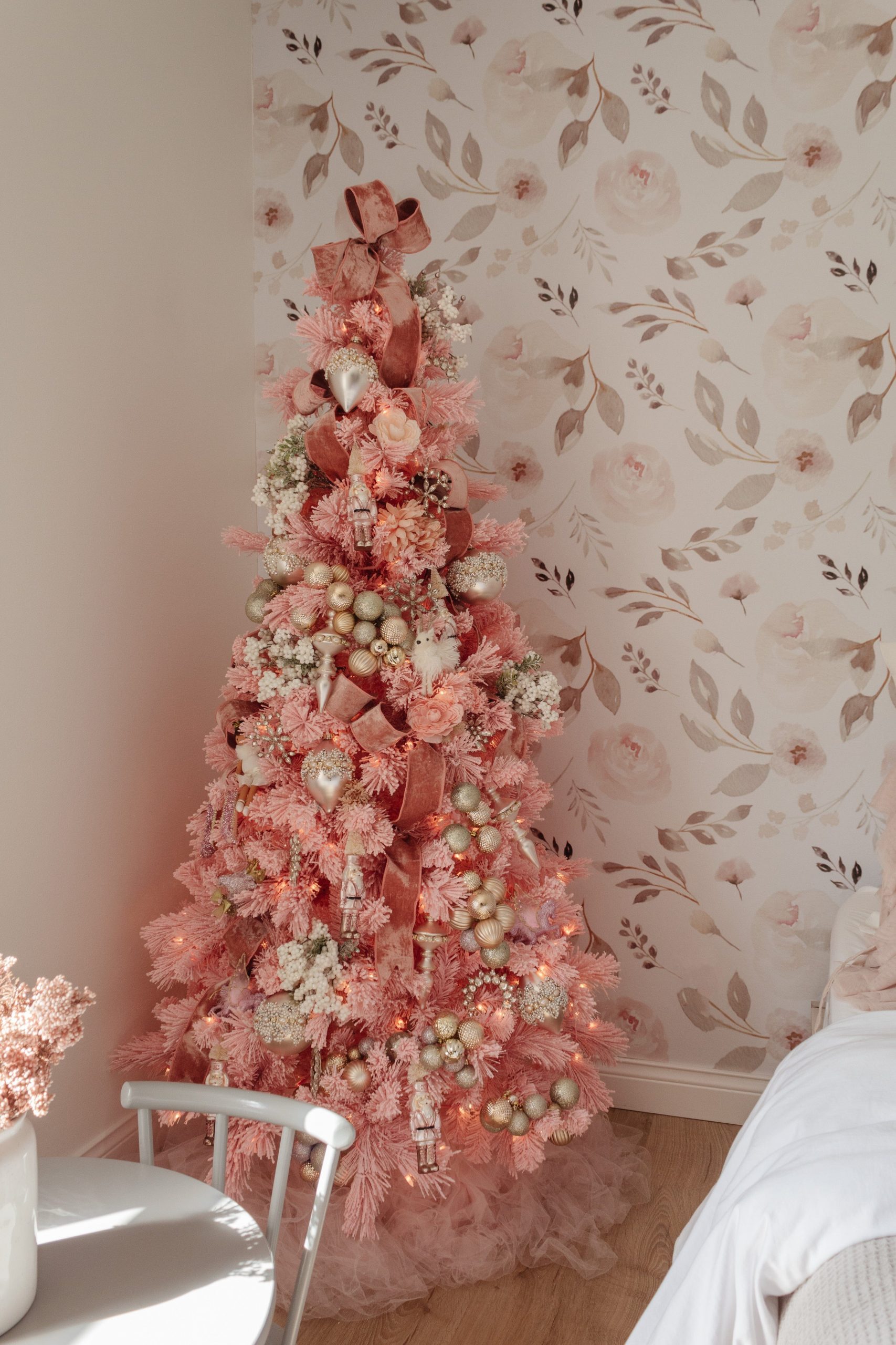 Romantic Bedroom Corner Adorned with a Pink Christmas Tree and Nutcracker Ornaments Romantic Bedroom Corner Adorned with a Pink Christmas Tree and Nutcracker Ornaments — Pink Christmas Decor
