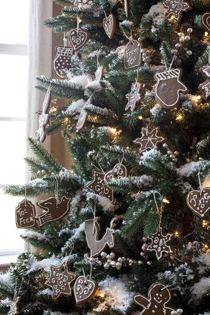 Traditional Christmas Tree Adorned with Gingerbread Ornaments — Gingerbread Christmas Decor