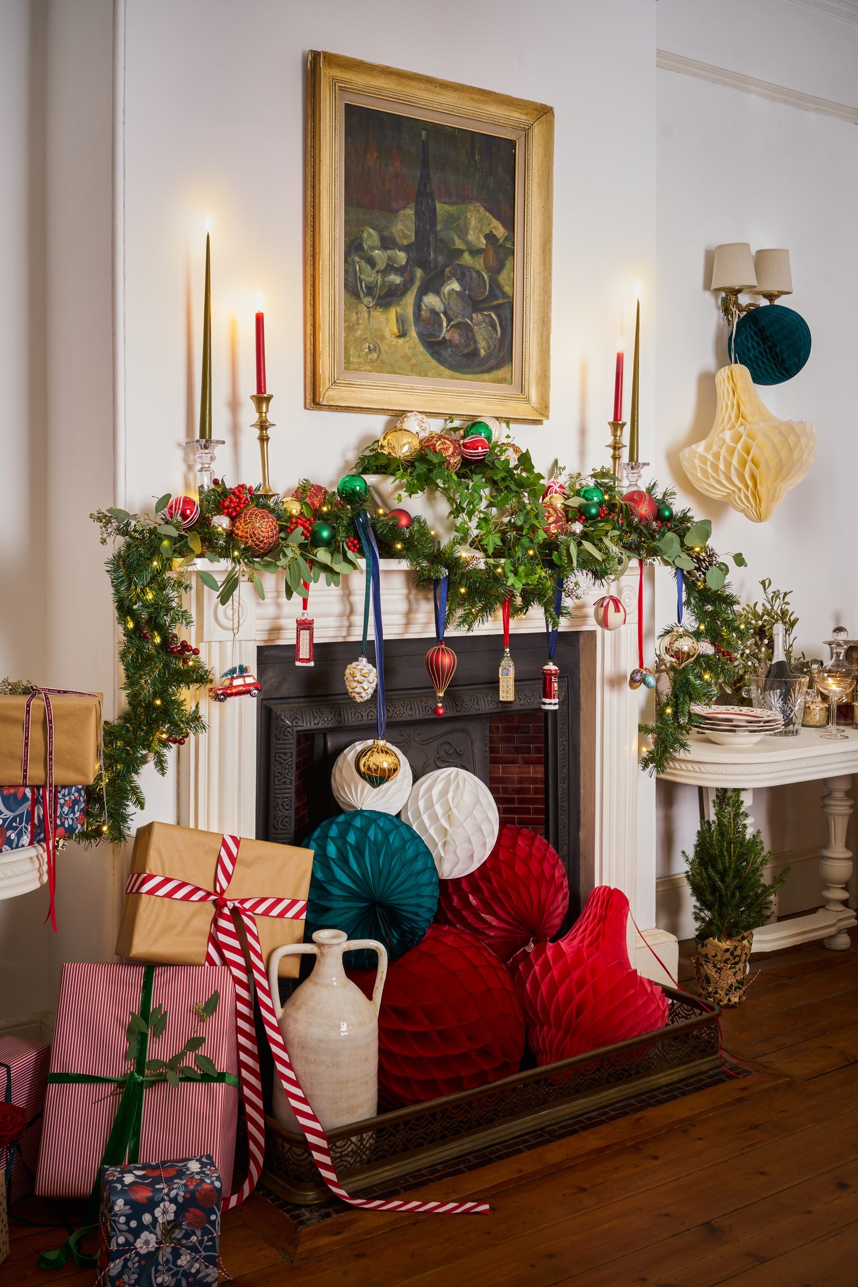 Abundant Traditional Garland on a Fireplace Mantel Abundant Traditional Garland on a Fireplace Mantel — Christmas Garland