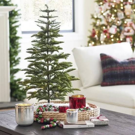 Living Room Small Christmas Tree with Festive Garland on a Coffee Table — Small Christmas Tree Decor