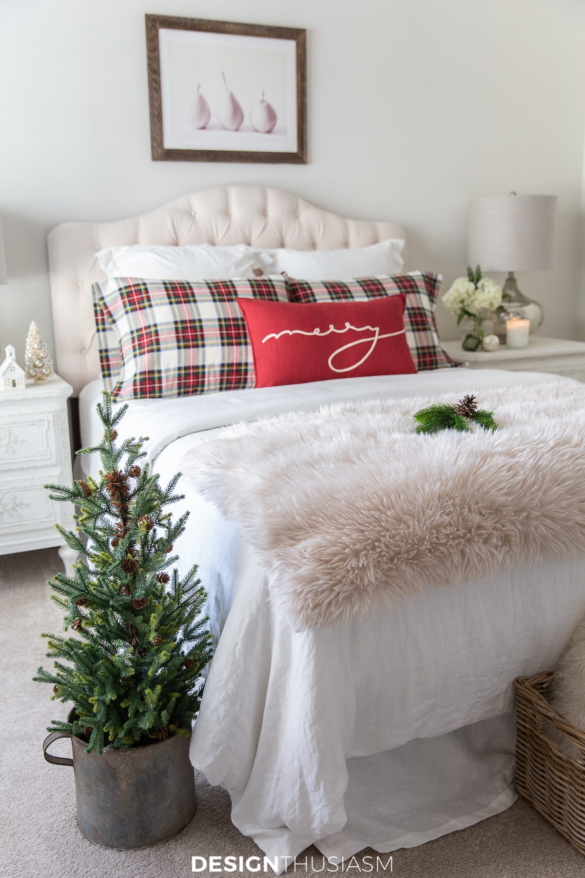Traditional Christmas Bedroom with Plaid Bedding and Small Tree Traditional Christmas Bedroom with Plaid Bedding and Small Tree — Christmas Bedroom Decor