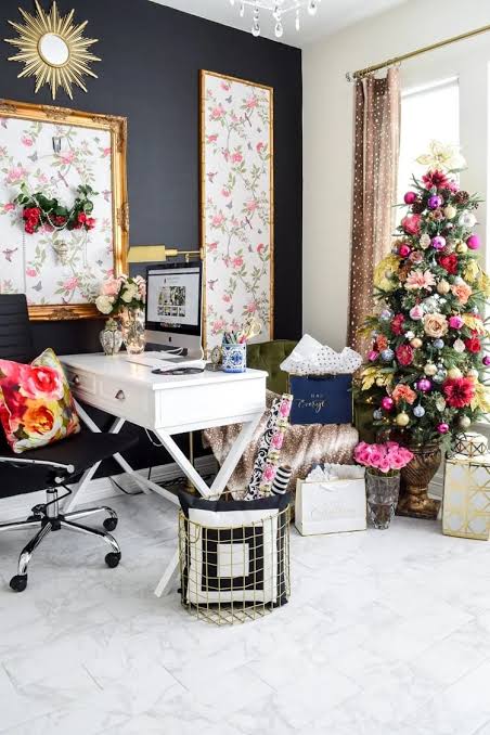 Glamorous Christmas Tree in Home Office Glamorous Christmas Tree in Home Office — Christmas Office Decor Ideas