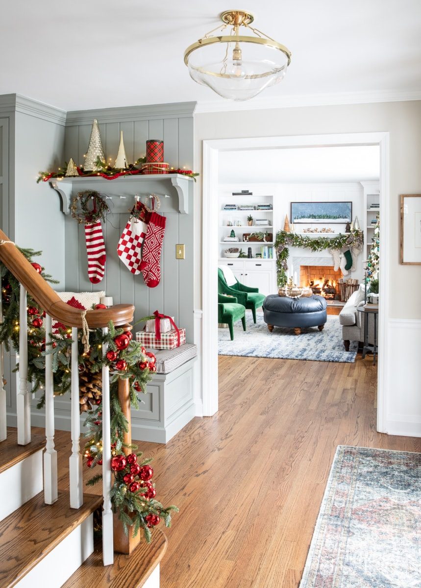 Farmhouse Staircase with Garland and Festive Shelf Display Farmhouse Staircase with Garland and Festive Shelf Display — Christmas Staircase Decor