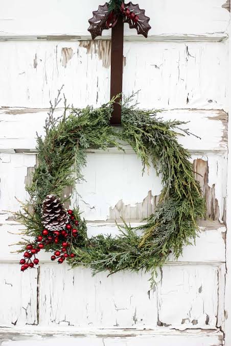 Classic Evergreen Wreath with Pinecone and Berries Classic Evergreen Wreath with Pinecone and Berries — DIY Christmas Wreath