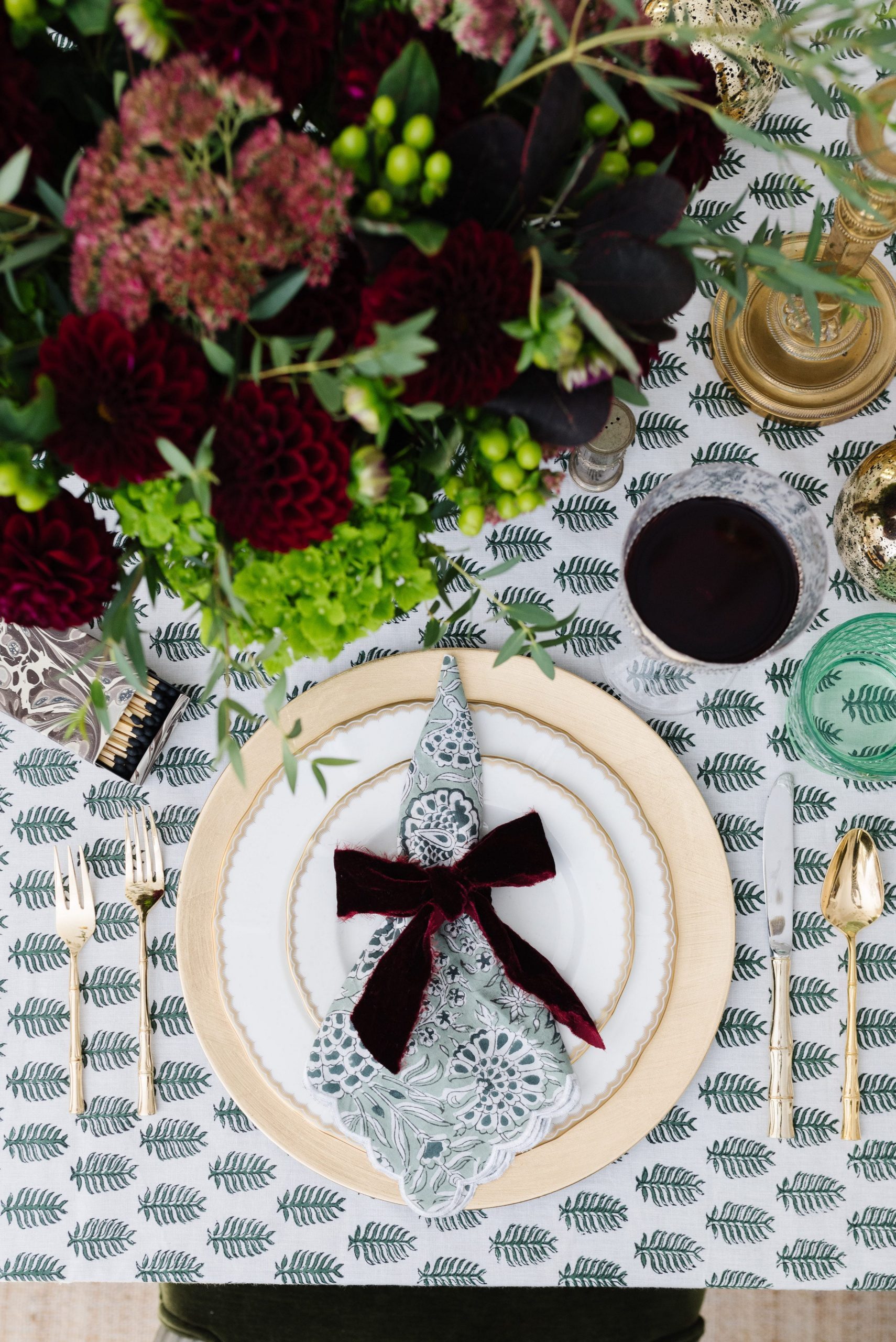 Luxe Christmas Table with Velvet Ribbon Napkin Accent — Christmas Table Setting