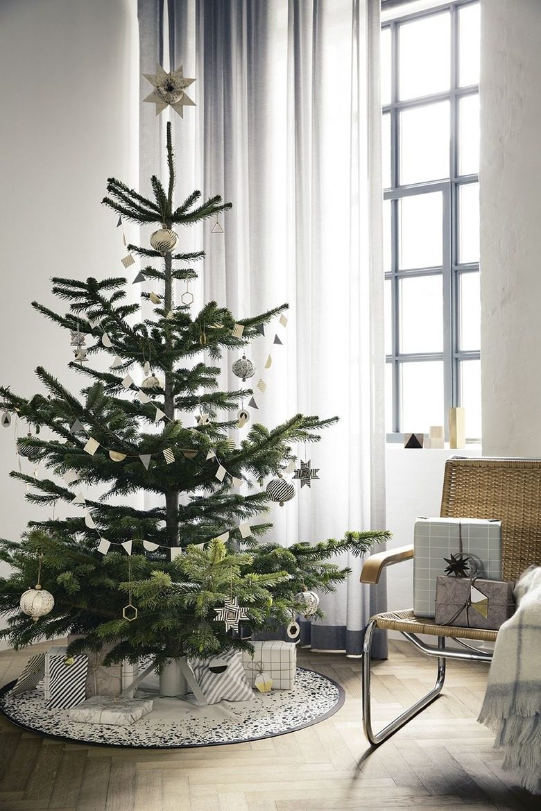 Scandinavian Christmas Tree with Geometric Ornaments — Neutral Christmas Tree