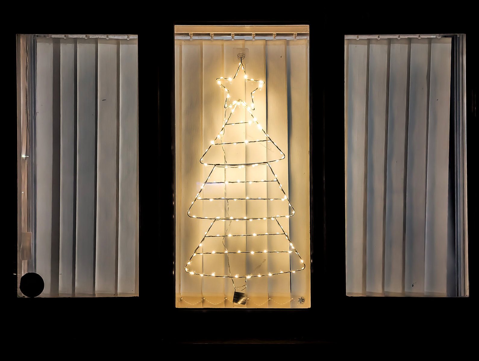 Window Display Visual Idea — Christmas Fairy Lights Window