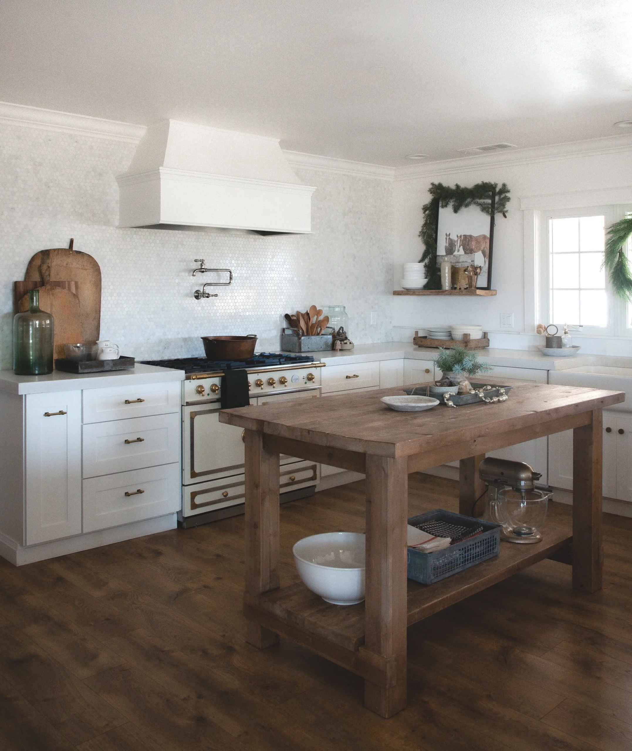 Farmhouse Kitchen Island with Draped Greenery and Wreath Farmhouse Kitchen Island with Draped Greenery and Wreath — Farmhouse Christmas Decor