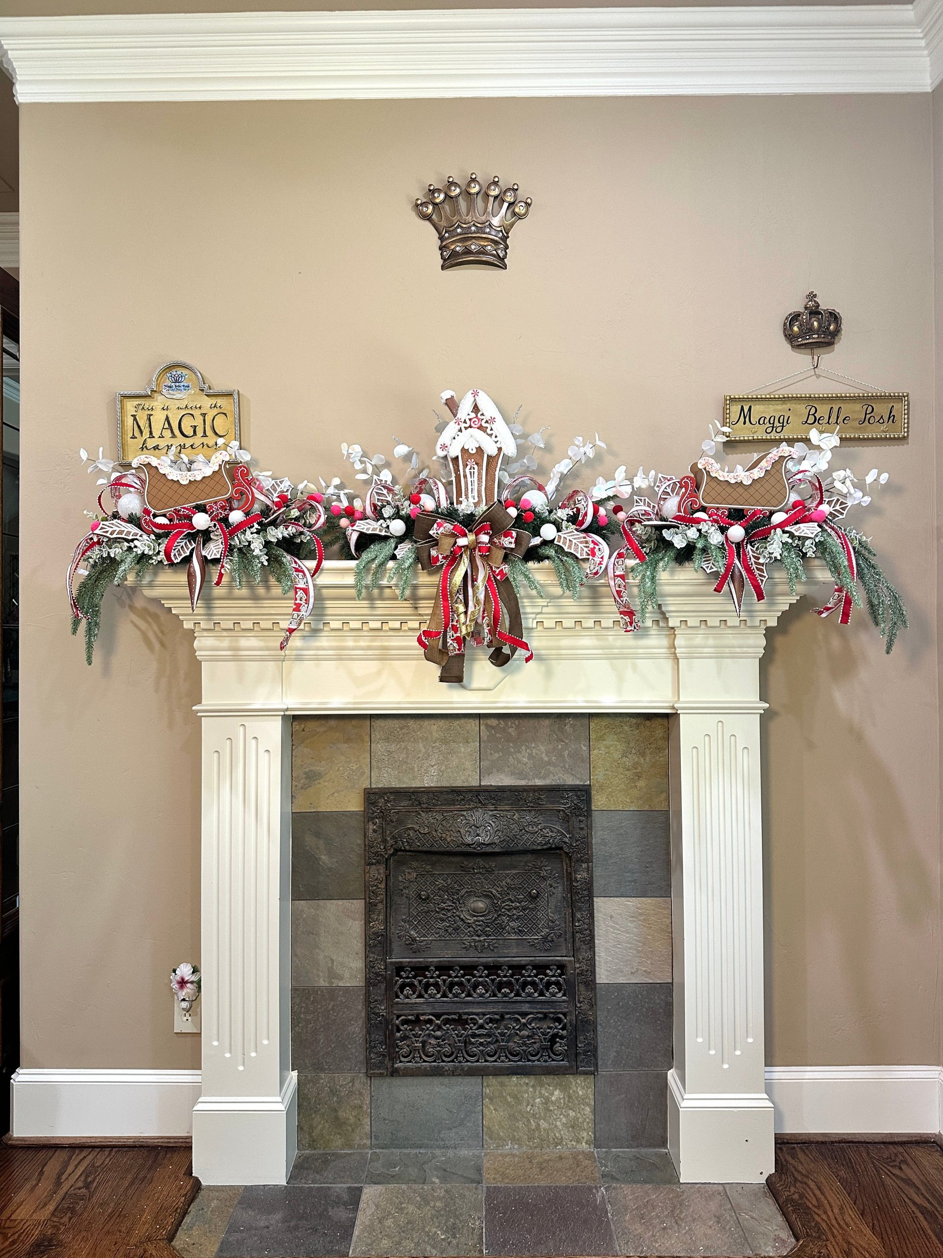 Traditional Mantel with Gingerbread Garland and Ribbons Traditional Mantel with Gingerbread Garland and Ribbons — Christmas Fireplace Decor