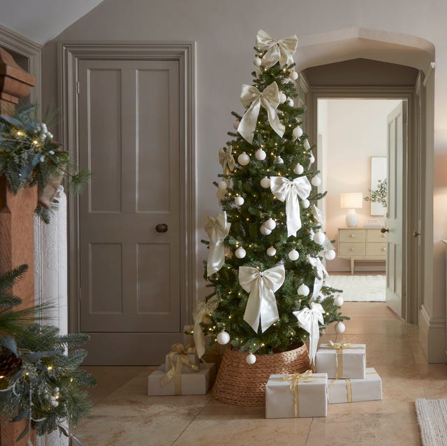 Modern Hallway Tree with Oversized White Satin Bows Modern Hallway Tree with Oversized White Satin Bows — Christmas Tree Trends 2026