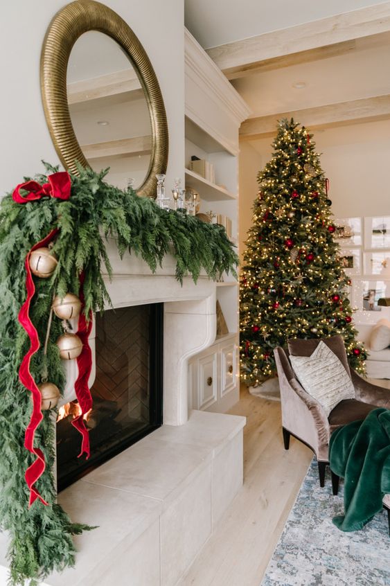 Traditional Luxury Luxurious Living Room with Garlanded Fireplace and Christmas Tree — Vintage Christmas Decor