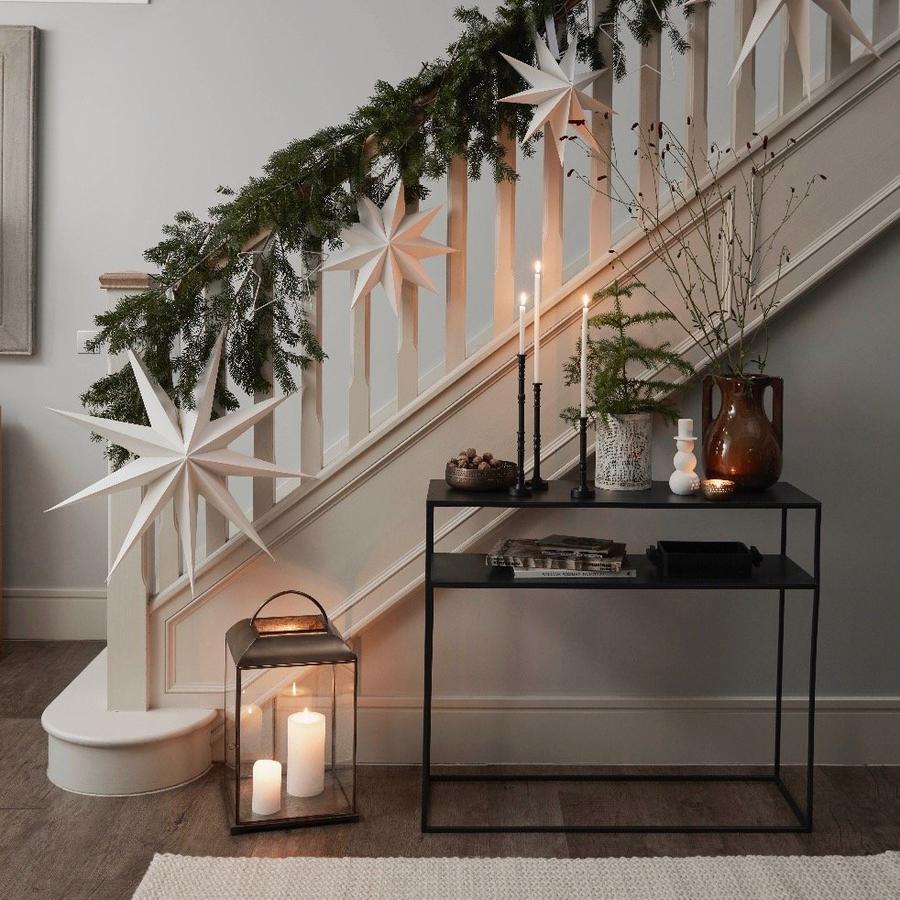 Minimalist Garland with Oversized White Paper Stars Minimalist Garland with Oversized White Paper Stars — Christmas Stair Garland