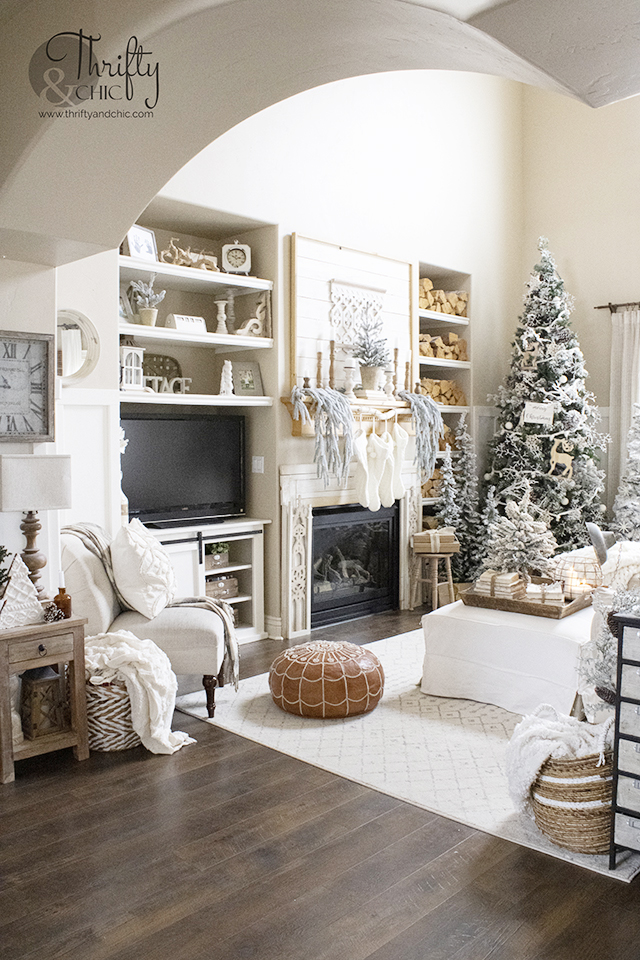 Cozy Cottage Living Room with a Snow-Dusted Christmas Tree Cozy Cottage Living Room with a Snow-Dusted Christmas Tree — White Christmas Decor