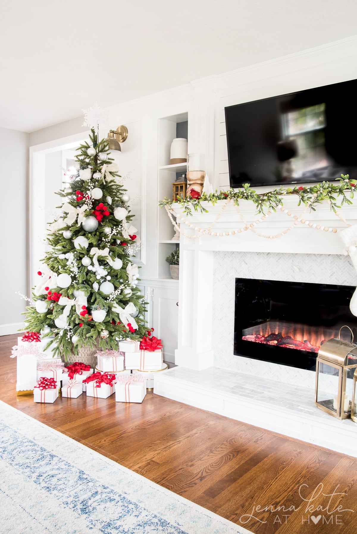 Bright Modern Living Room with Red and White Christmas Tree and Marble Fireplace — Modern Christmas Decor