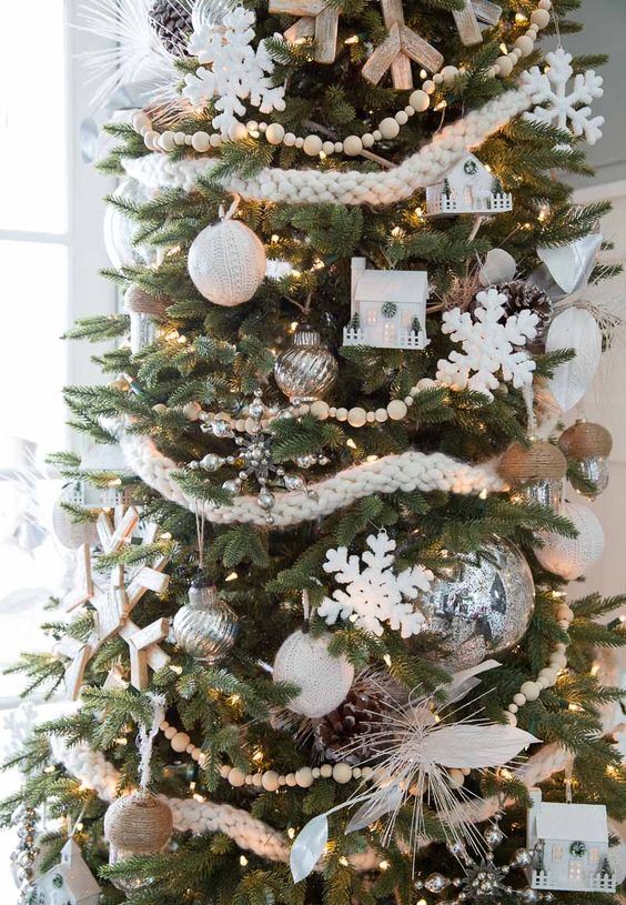 Rustic Christmas tree with white knit garland and wooden beads Rustic Christmas tree with white knit garland and wooden beads — Gold and White Christmas Tree