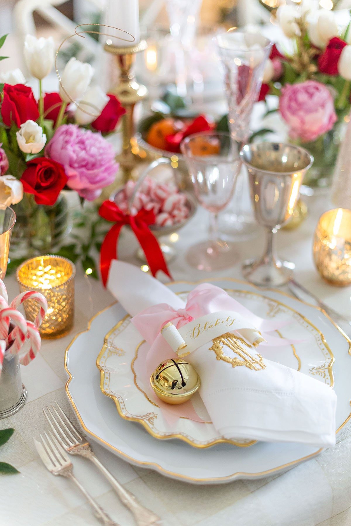 Romantic Christmas Setting with Pink Ribbon and Candy Canes — Christmas Table Setting