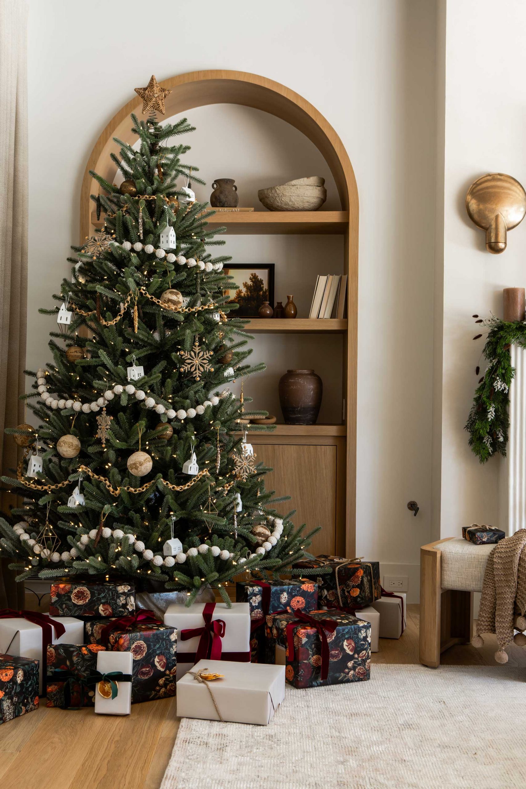 Modern Neutral Christmas Tree with Wood Bead Garland Modern Neutral Christmas Tree with Wood Bead Garland — Christmas Tree Color Schemes