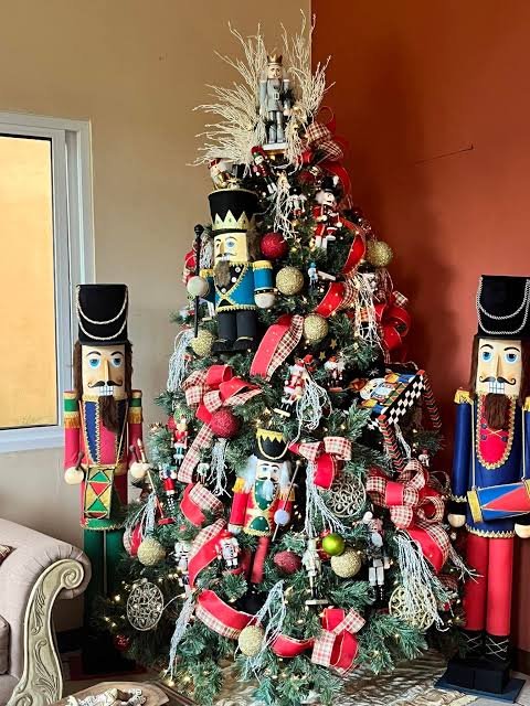 Grand Traditional Living Room with Nutcracker Figures and Tree Grand Traditional Living Room with Nutcracker Figures and Tree — Nutcracker Christmas Tree