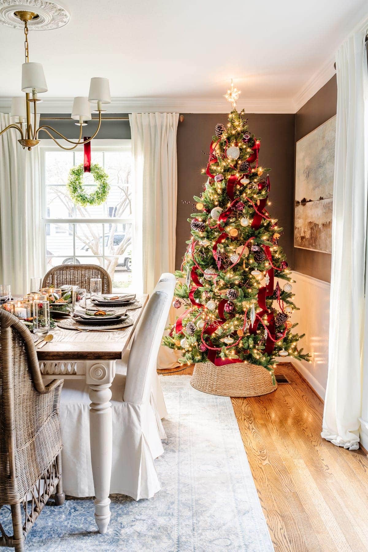 Rich Red Velvet Ribbon in a Dining Room Tree Rich Red Velvet Ribbon in a Dining Room Tree — Christmas Tree Ribbon