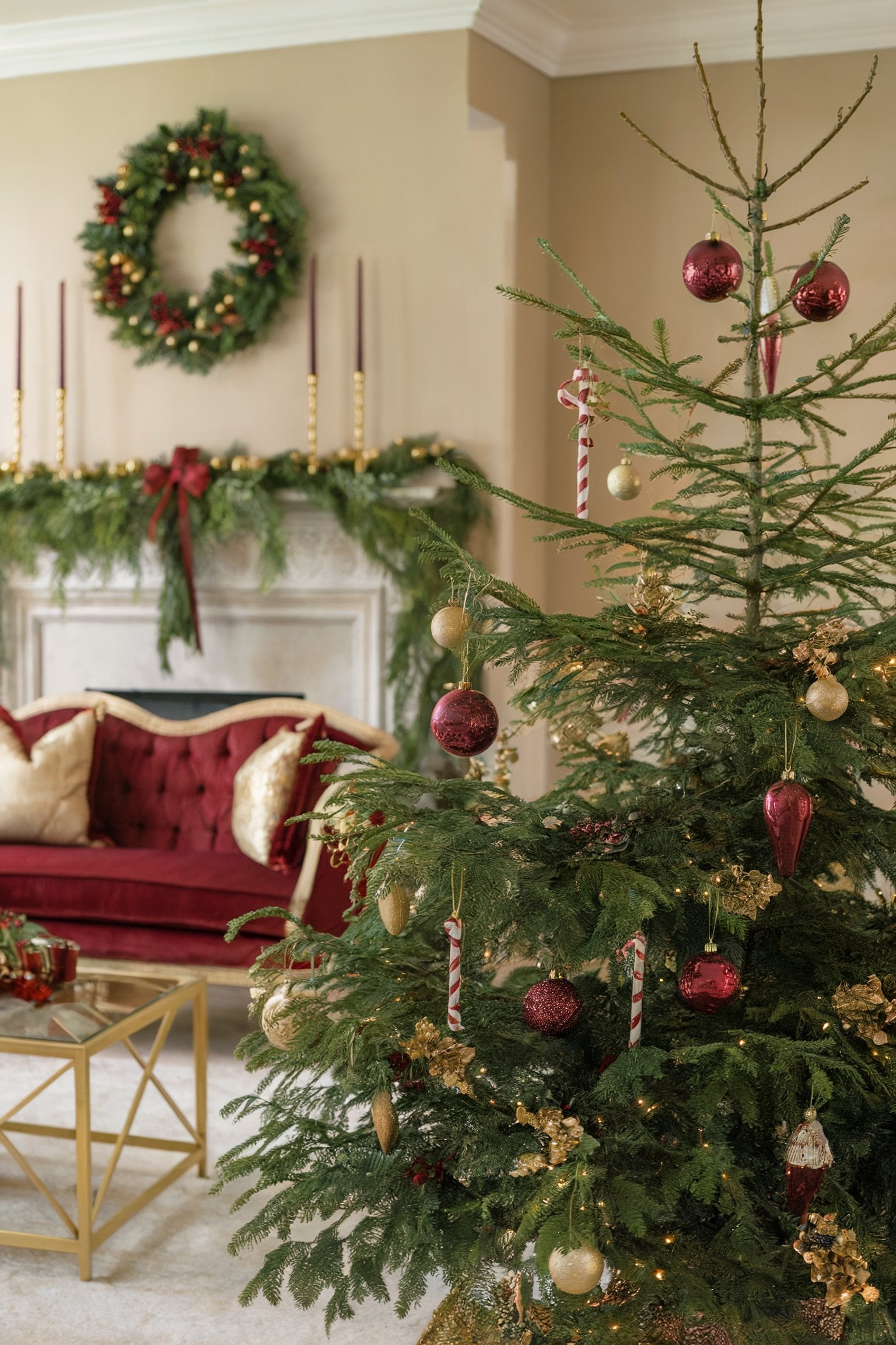 Traditional Living Room with Burgundy and Gold Christmas Tree Traditional Living Room with Burgundy and Gold Christmas Tree — Burgundy Christmas Decor
