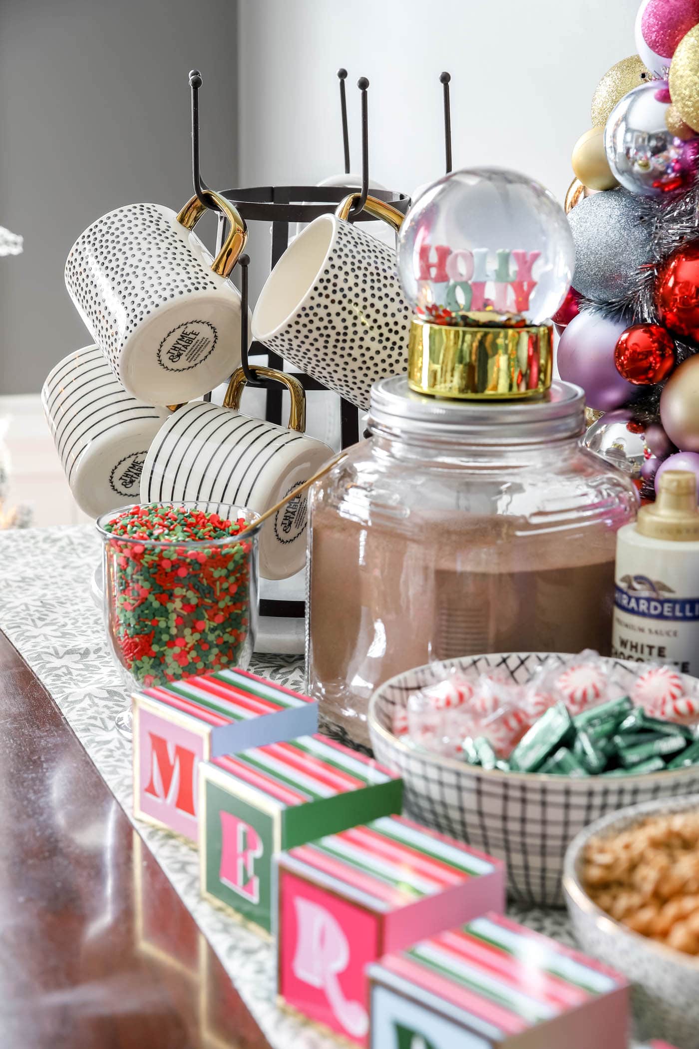 Modern Hot Cocoa Bar with Speckled Mugs and Snow Globe Modern Hot Cocoa Bar with Speckled Mugs and Snow Globe — Christmas Hot Cocoa Bar