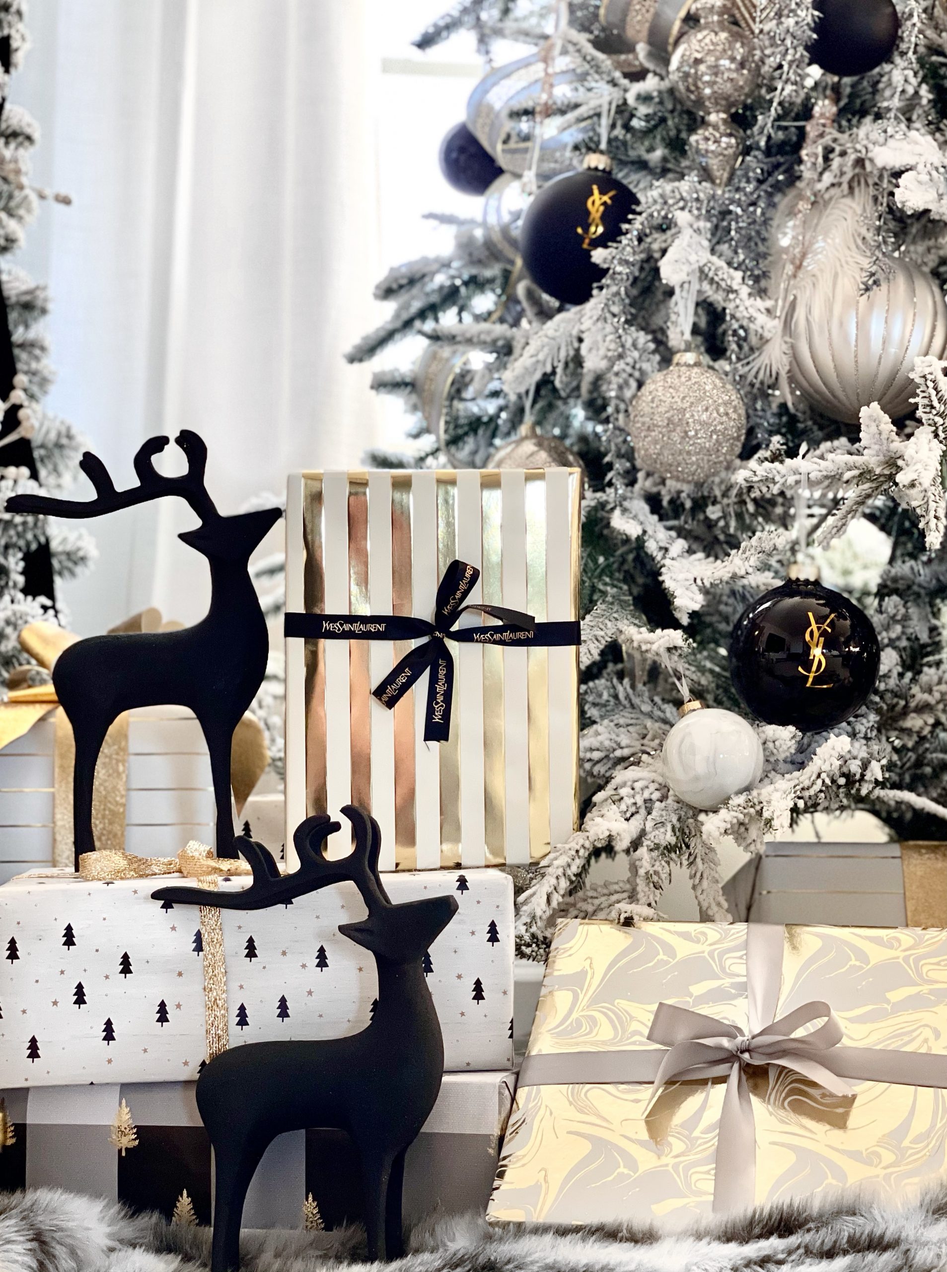 Modern Luxury Christmas Tree with Black Reindeer Modern Luxury Christmas Tree with Black Reindeer — Elegant Christmas Decor