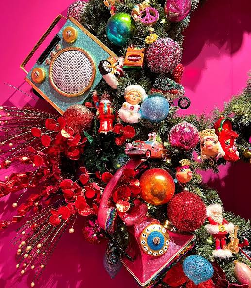 Retro Christmas Wreath with Novelty Ornaments Retro Christmas Wreath with Novelty Ornaments — Christmas Decor