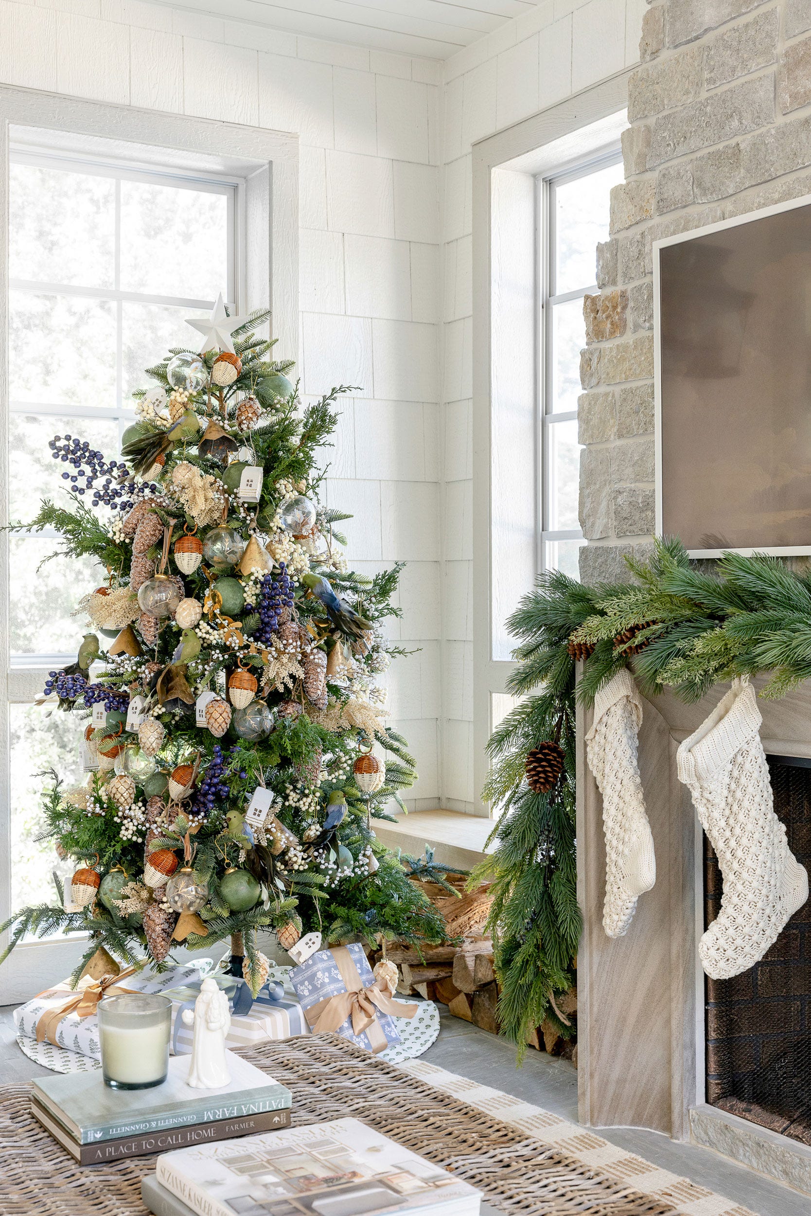Rustic Christmas Tree with Natural Ornaments Rustic Christmas Tree with Natural Ornaments — Simple Christmas Decor