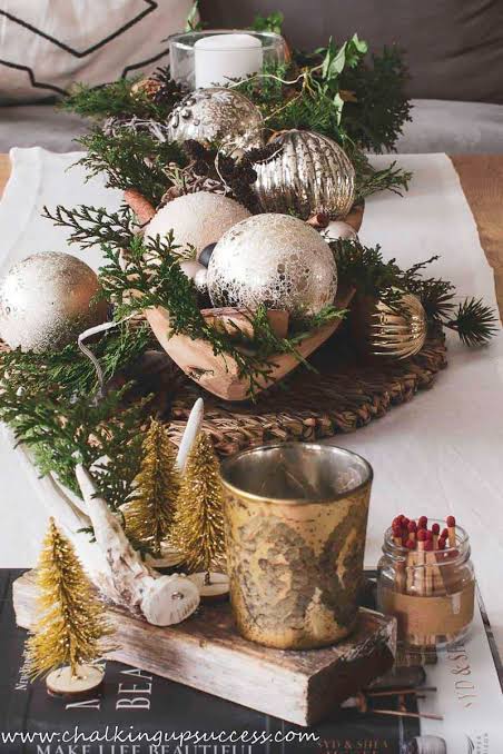 Rustic Coffee Table with Layered Ornaments and Antlers Rustic Coffee Table with Layered Ornaments and Antlers — Christmas Coffee Table Decor