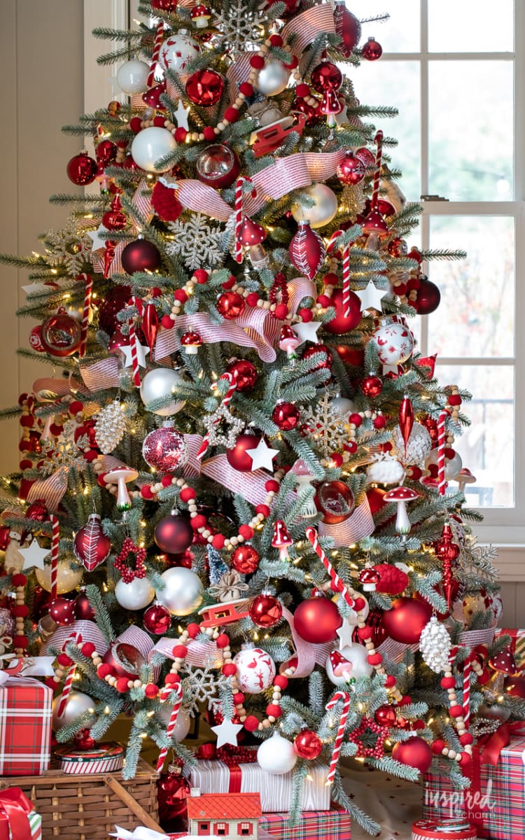 Farmhouse Christmas Tree Ornaments: Red Baubles, Stars, and Wooden Beads Farmhouse Christmas Tree Ornaments: Red Baubles, Stars, and Wooden Beads — Red and White Christmas Tree