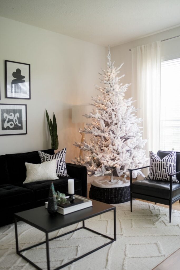 Flocked Tree Fabric Glass Metal Modern Living Room with a Chic Monochromatic White Christmas Tree Flocked Tree Fabric Glass Metal Modern Living Room with a Chic Monochromatic White Christmas Tree — White Christmas Decor
