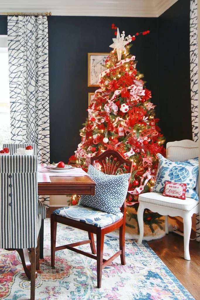 Traditional Red and White Christmas Tree in Dining Room Traditional Red and White Christmas Tree in Dining Room — Christmas Tree Color Schemes