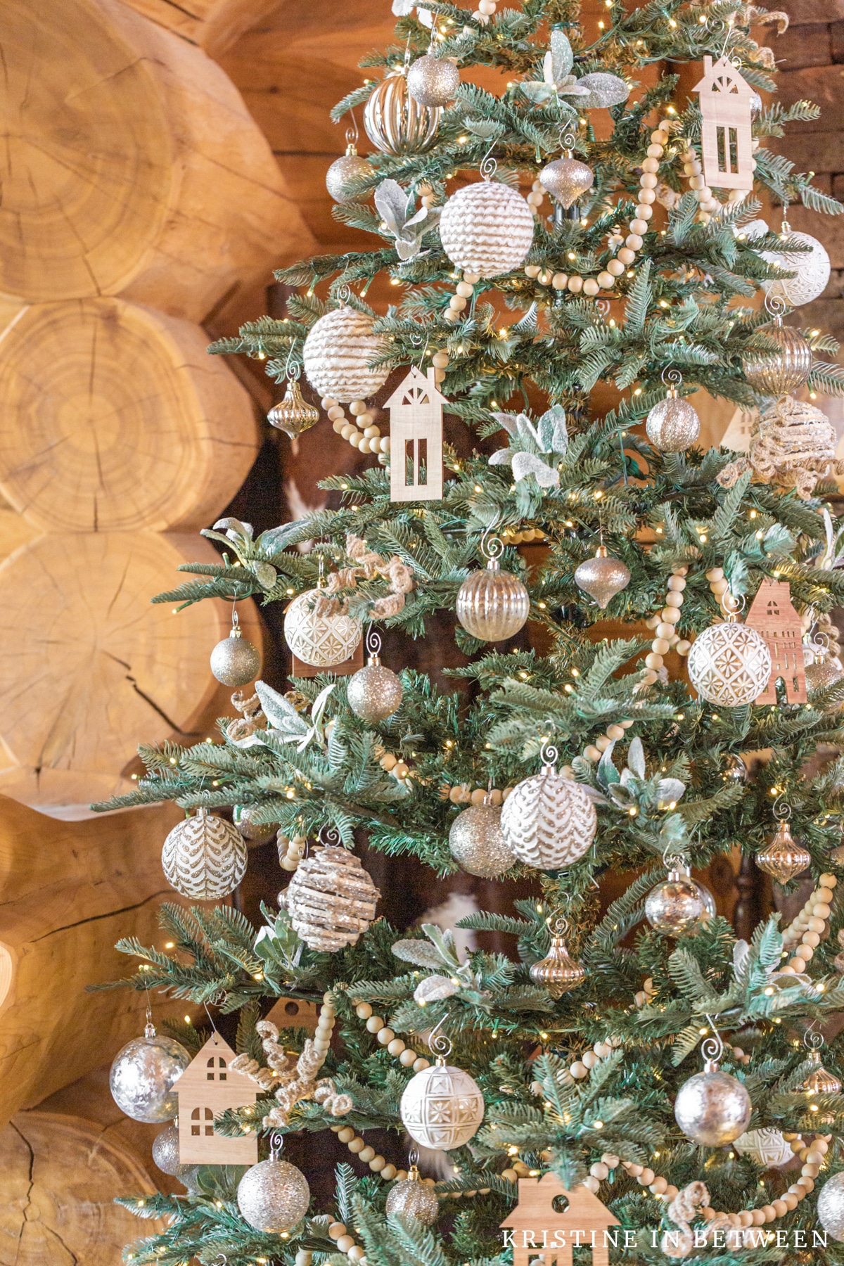 Minimalist Scandinavian Style with Wooden Ornaments Minimalist Scandinavian Style with Wooden Ornaments — Christmas Tree Themes