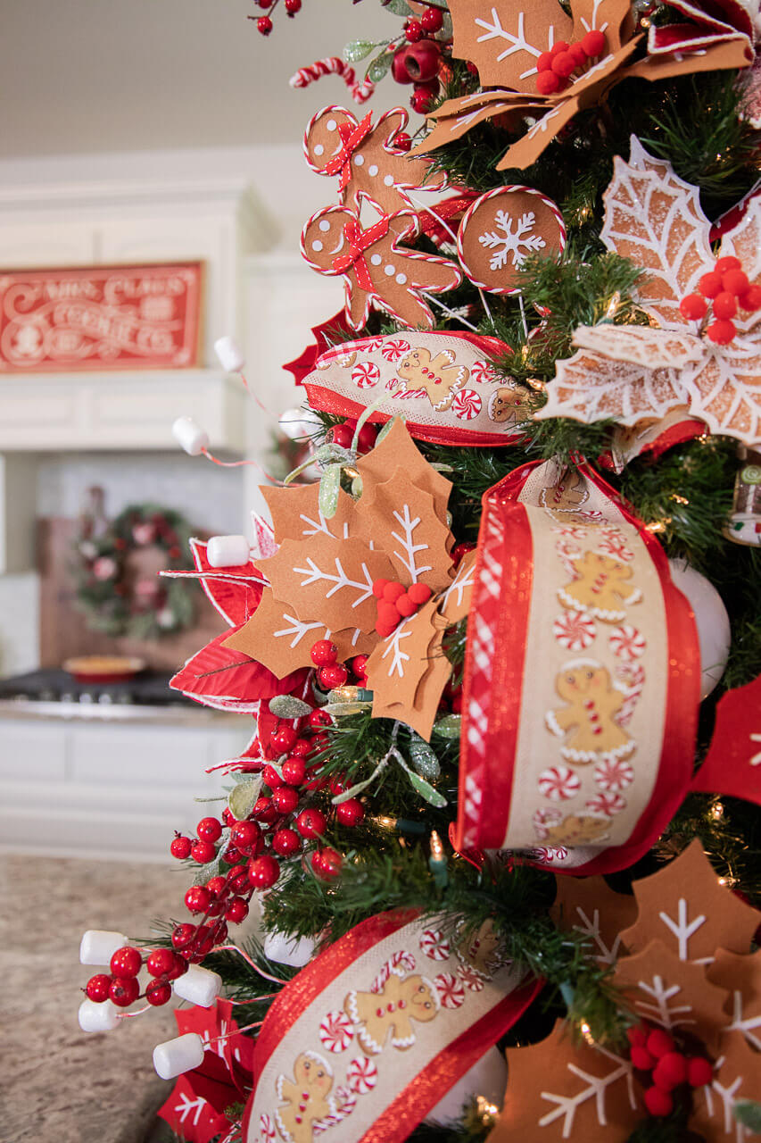 Glamorous Christmas Tree Densely Decorated with Red and White Baubles and Poinsettias Glamorous Christmas Tree Densely Decorated with Red and White Baubles and Poinsettias — Red and White Christmas Tree