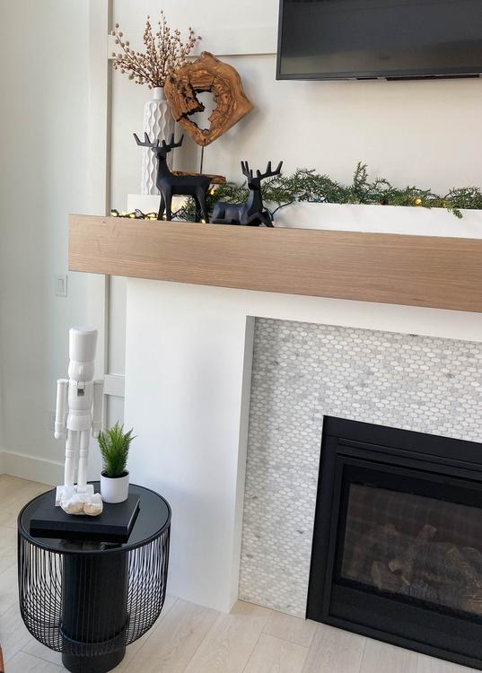 Modern Fireplace Mantel with Nutcracker and Reindeer Figures — Modern Christmas Decor
