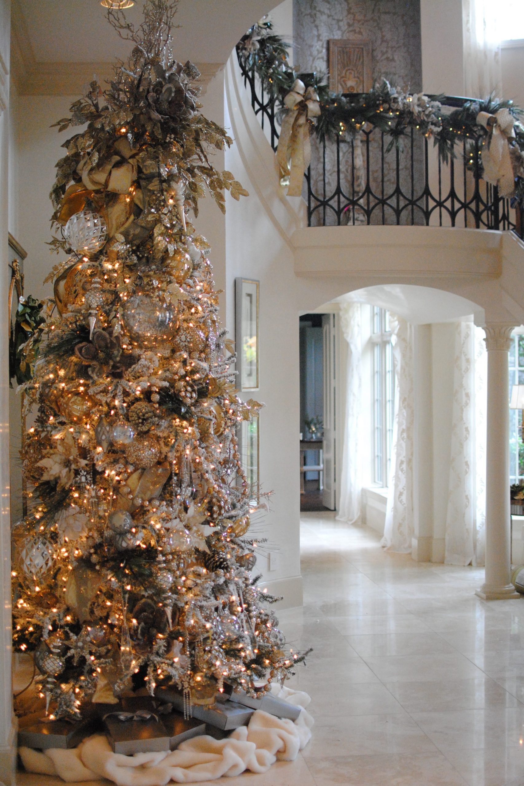 Large Glamorous Christmas Tree in a Grand Foyer Large Glamorous Christmas Tree in a Grand Foyer — Glam Christmas Tree