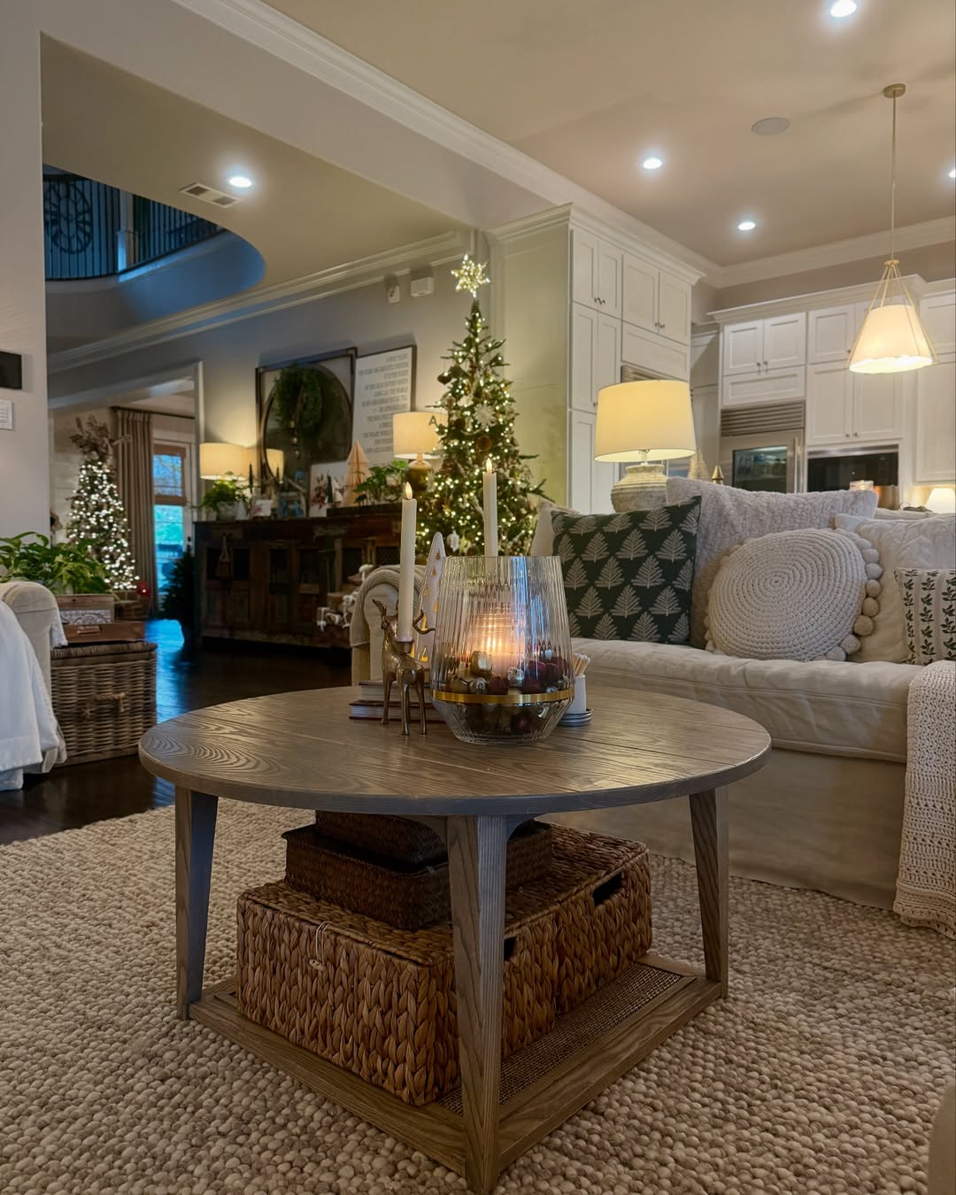 Modern Farmhouse Coffee Table with Glowing Candle Modern Farmhouse Coffee Table with Glowing Candle — Christmas Coffee Table Decor