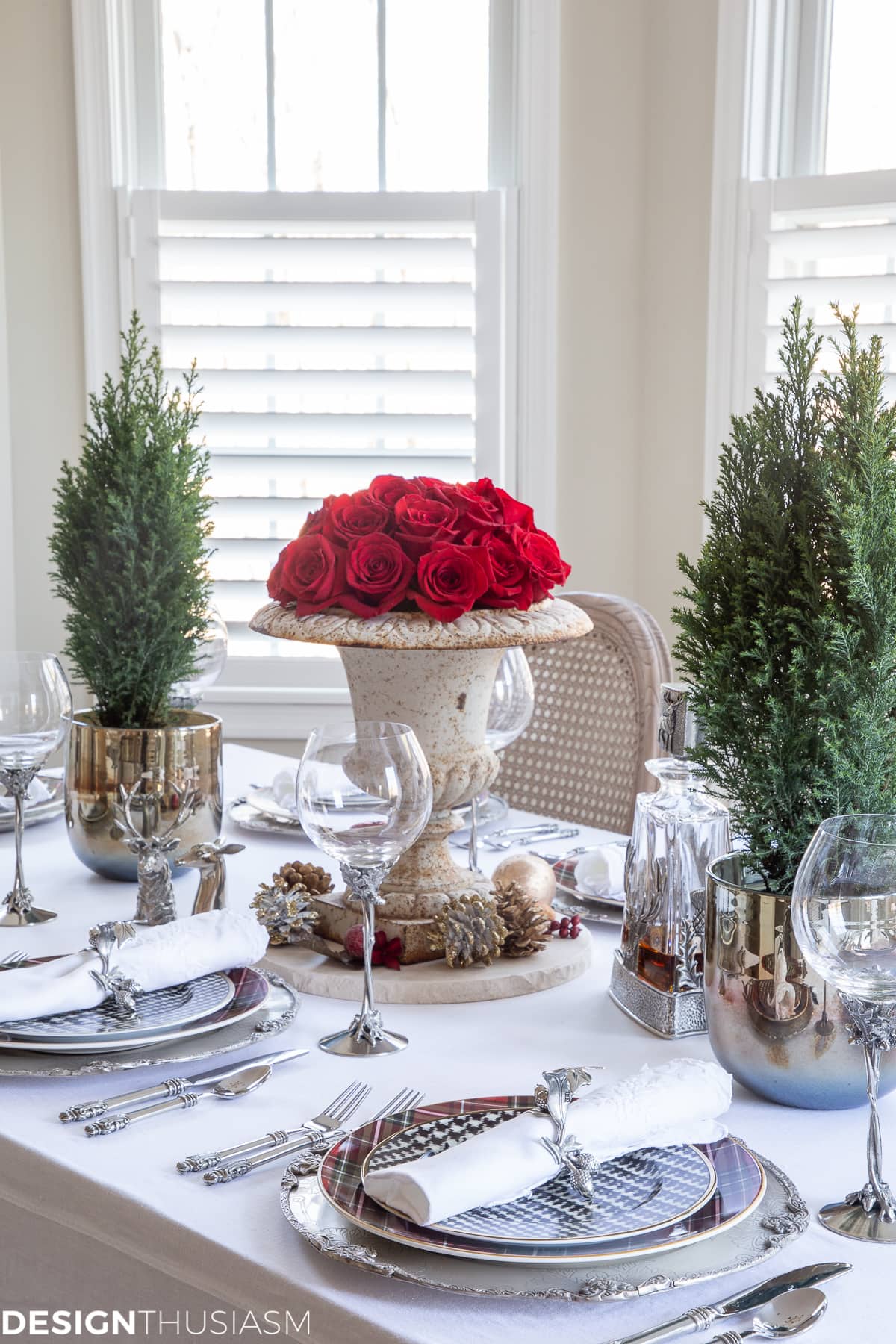 Classic Christmas Setting with Red Rose Centerpiece — Christmas Table Setting