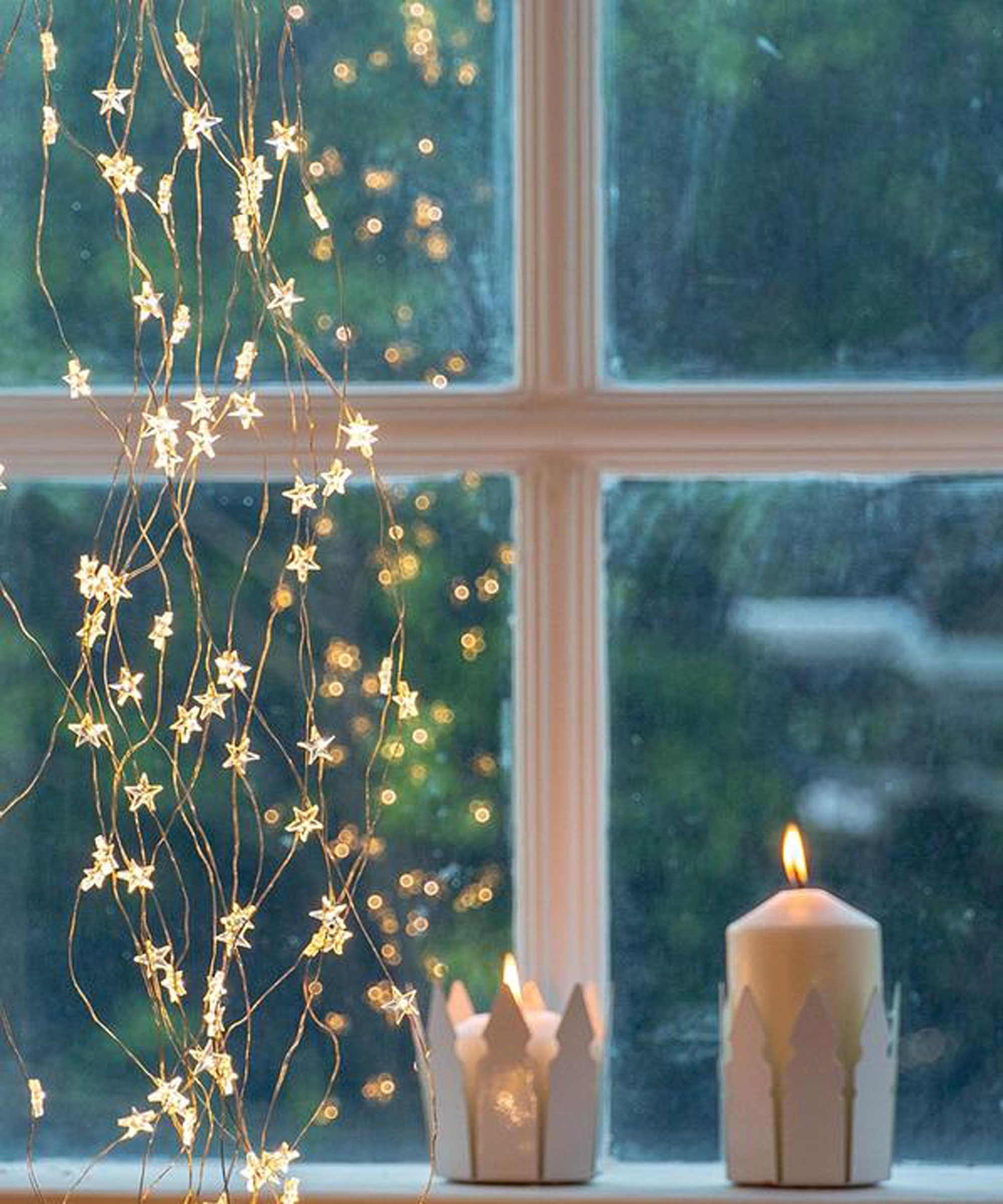 Delicate Star-Shaped Fairy Lights Draped Across Window Panes — Christmas Fairy Lights Window