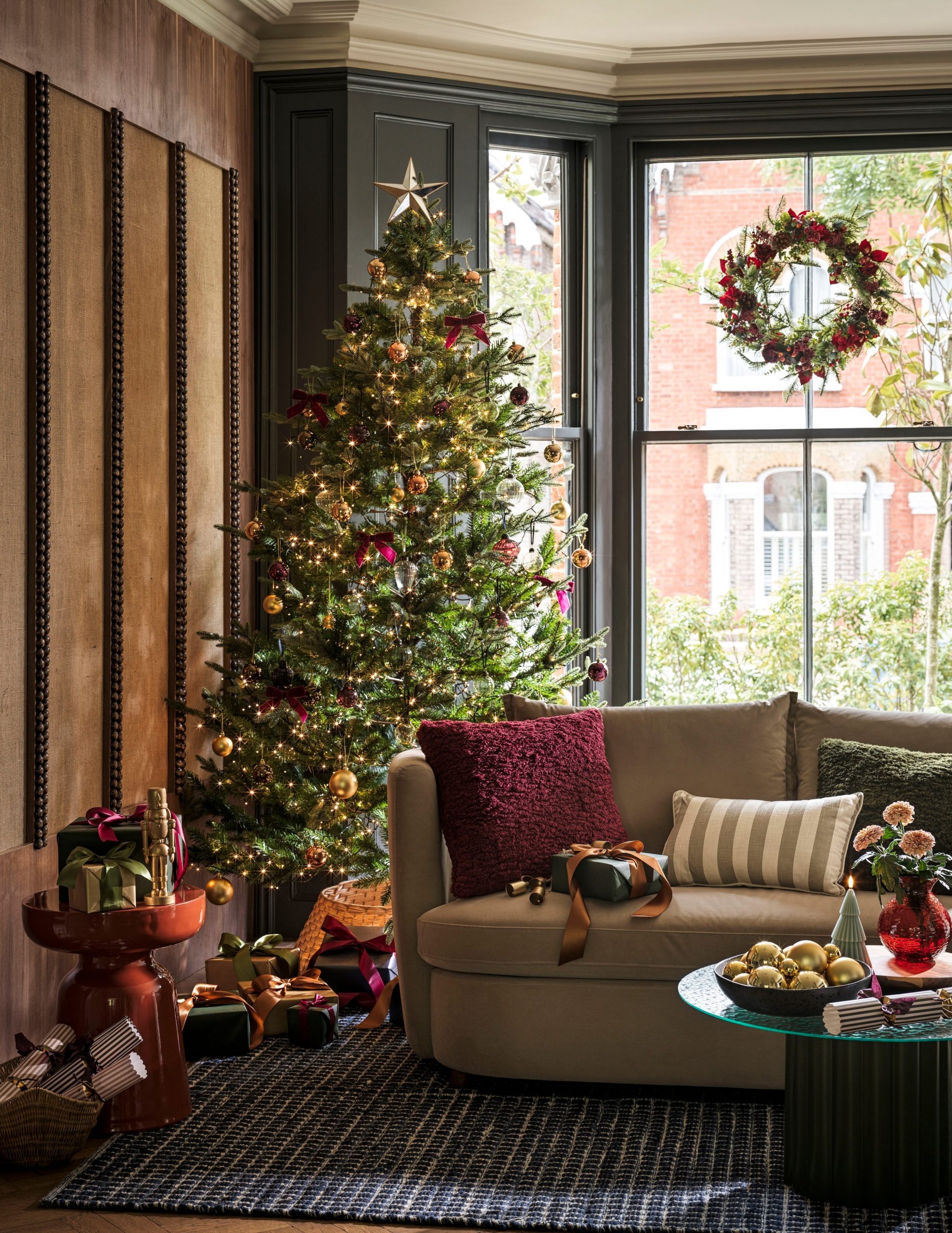 Modern Cozy Living Room with Festive Wreath and Tree Modern Cozy Living Room with Festive Wreath and Tree — Aesthetic Christmas Decor