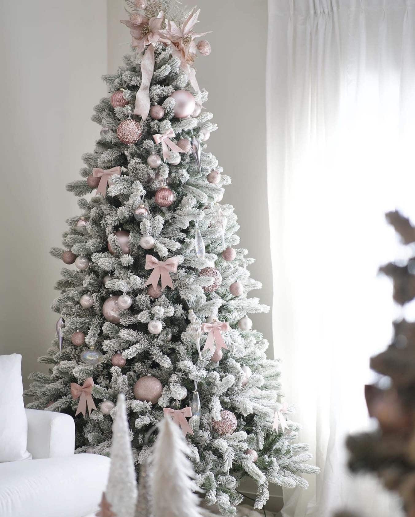 27 Flocked Christmas Tree Decorating Ideas For Some Holiday Cheer