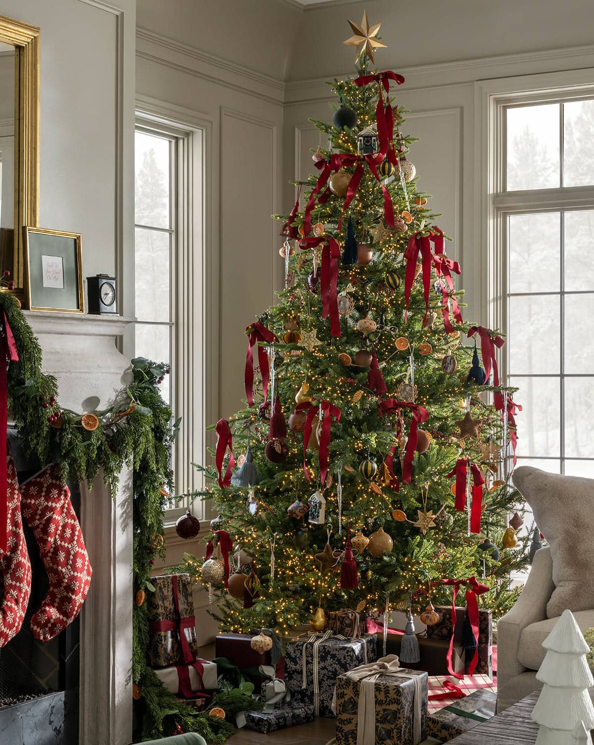 Corner Christmas Tree with Red Ribbons and Gold Ornaments Corner Christmas Tree with Red Ribbons and Gold Ornaments — Christmas Decor